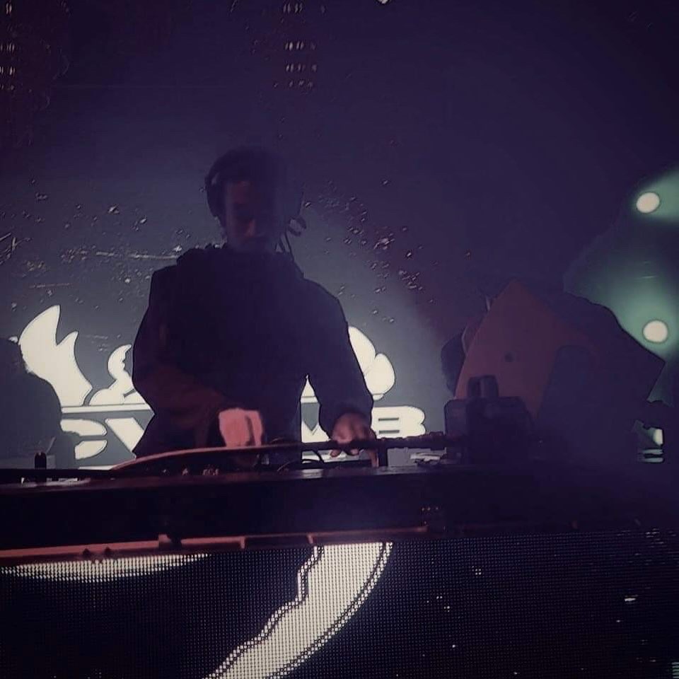 SCVRVB DJ set with atmospheric lighting and fog effects